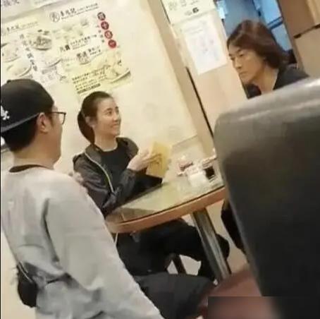郑伊健蒙嘉慧现日本游玩，骑单车一路说笑好甜蜜，结婚7年如热恋-郑伊健蒙嘉慧合作电视剧