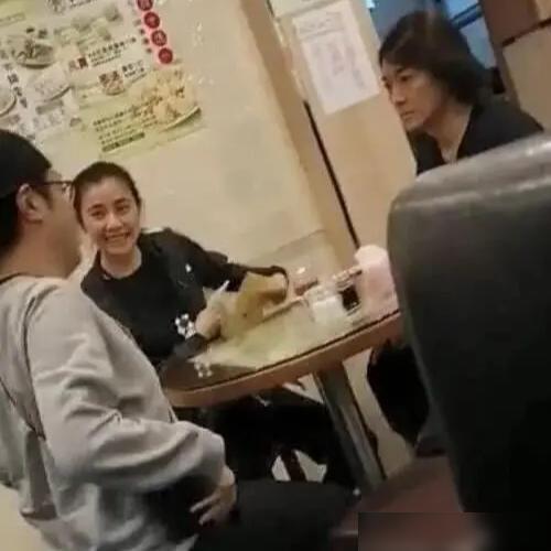 郑伊健蒙嘉慧现日本游玩，骑单车一路说笑好甜蜜，结婚7年如热恋-郑伊健蒙嘉慧合作电视剧