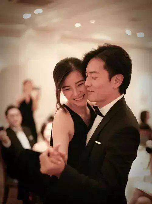 郑伊健蒙嘉慧游日本现身街头，相伴骑行有说有笑，不戴口罩心真大-郑伊健蒙嘉慧现状