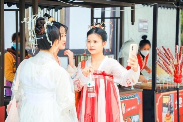 “粽”享艾香国风浓——看端午消费“新三样”-粽香艾香满堂飘是什么意思