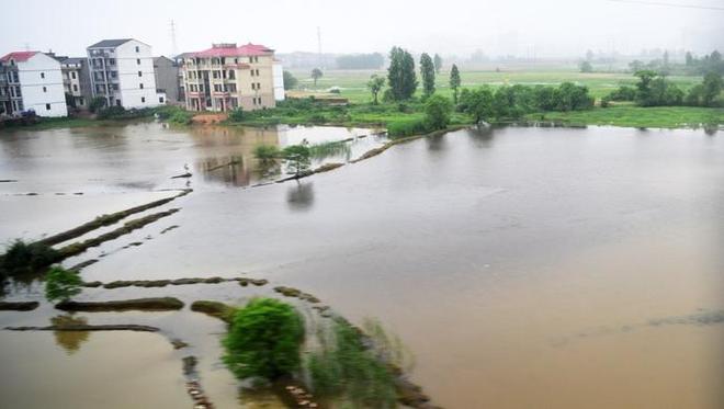 江西10地特大暴雨！34地大暴雨！63地暴雨！紧急转移1万人-江西特大暴雨视频