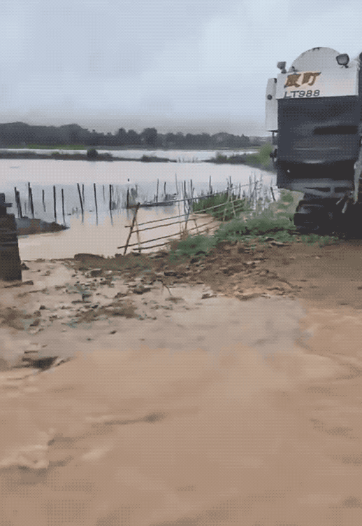 江西10地特大暴雨！34地大暴雨！63地暴雨！紧急转移1万人-江西特大暴雨视频