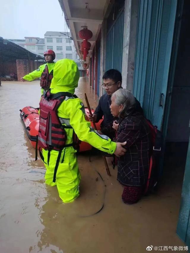 江西10地特大暴雨！34地大暴雨！63地暴雨！紧急转移1万人-江西特大暴雨视频