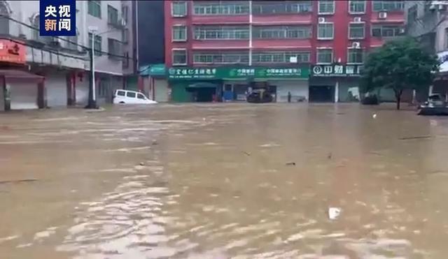 江西10地特大暴雨！34地大暴雨！63地暴雨！紧急转移1万人-江西特大暴雨视频