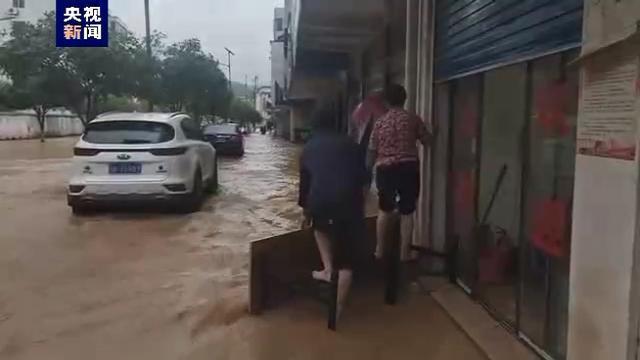 江西10地特大暴雨！34地大暴雨！63地暴雨！紧急转移1万人-江西特大暴雨视频