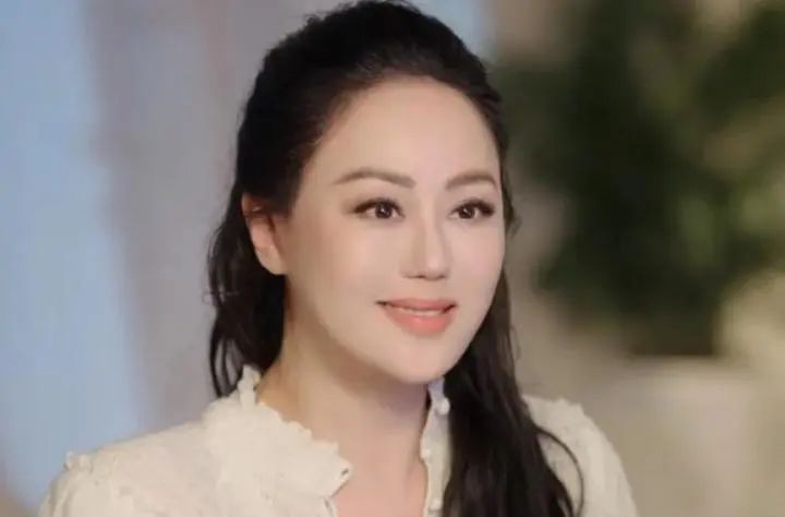 玫瑰原型比刘亦菲更美，被算命大师当众羞辱，60岁凭直播口碑逆袭-玫瑰真实的样子图片