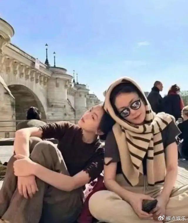 李嫣18岁生日照曝光，兔唇痕不见美到认不出，被王菲搂在怀里亲吻-李嫣太丑了
