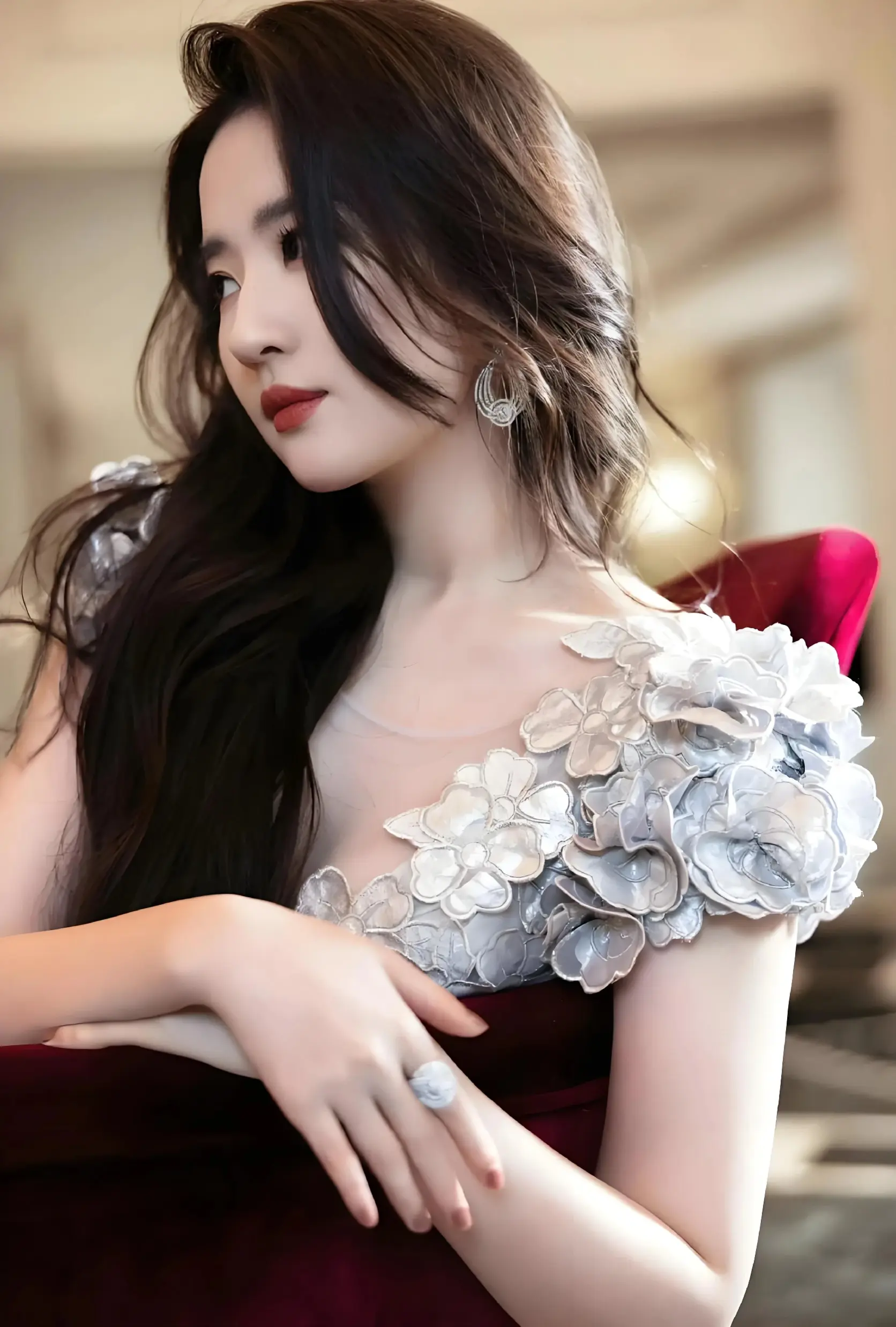 查一下吧！刘亦菲生产这段不像是演的，她是不是真的生了个孩子？-刘亦菲怀孕生孩子