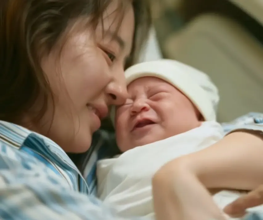 查一下吧！刘亦菲生产这段不像是演的，她是不是真的生了个孩子？-刘亦菲怀孕生孩子