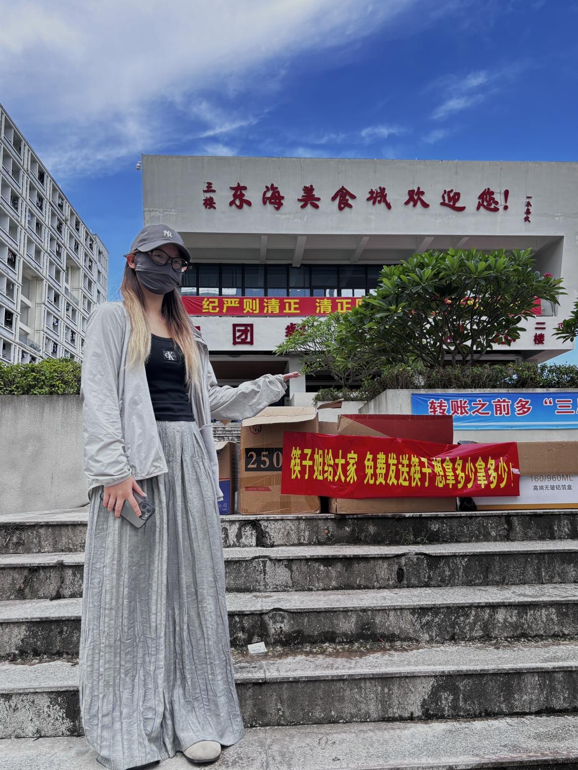 厦门“筷子姐”在学校食堂外免费发放一万双筷子，原因究竟是什么-学校筷子干净吗