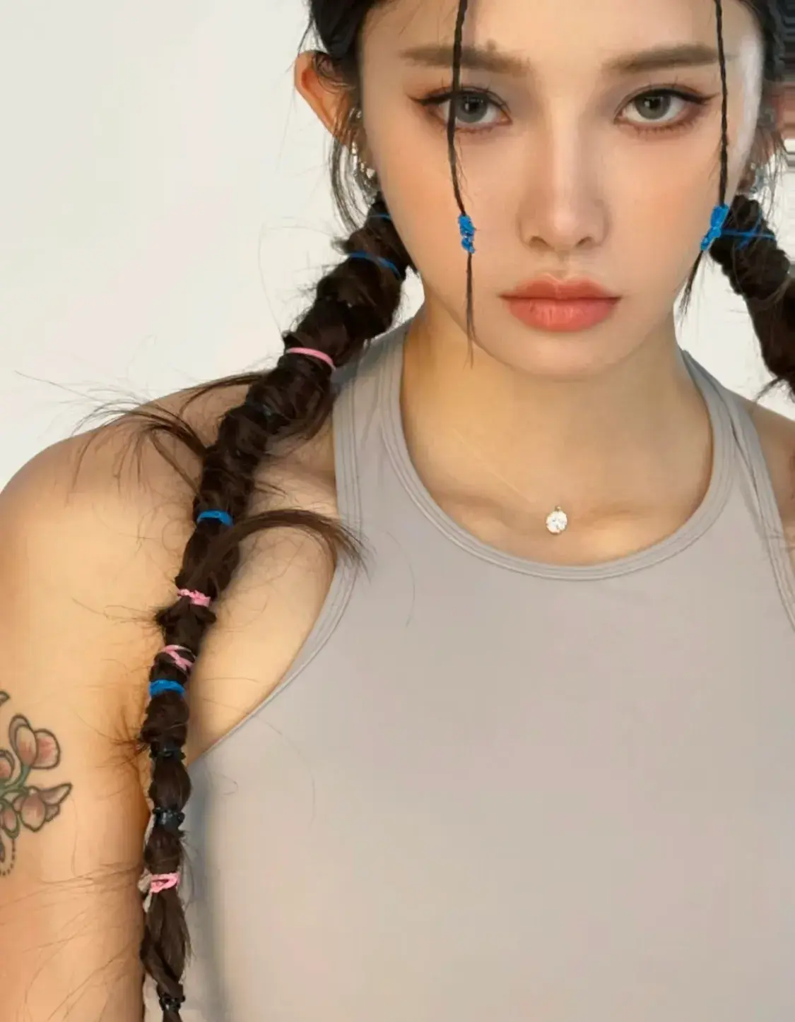 吴艳妮100米栏夺冠后不是哭了，她假睫毛掉了，她赛后素颜挺好看-吴艳妮100米栏摘银惠誉凭什