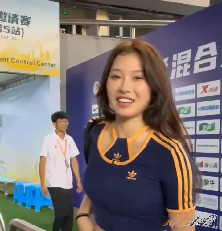 吴艳妮100米栏夺冠后不是哭了，她假睫毛掉了，她赛后素颜挺好看-吴艳妮100米栏摘银惠誉凭什
