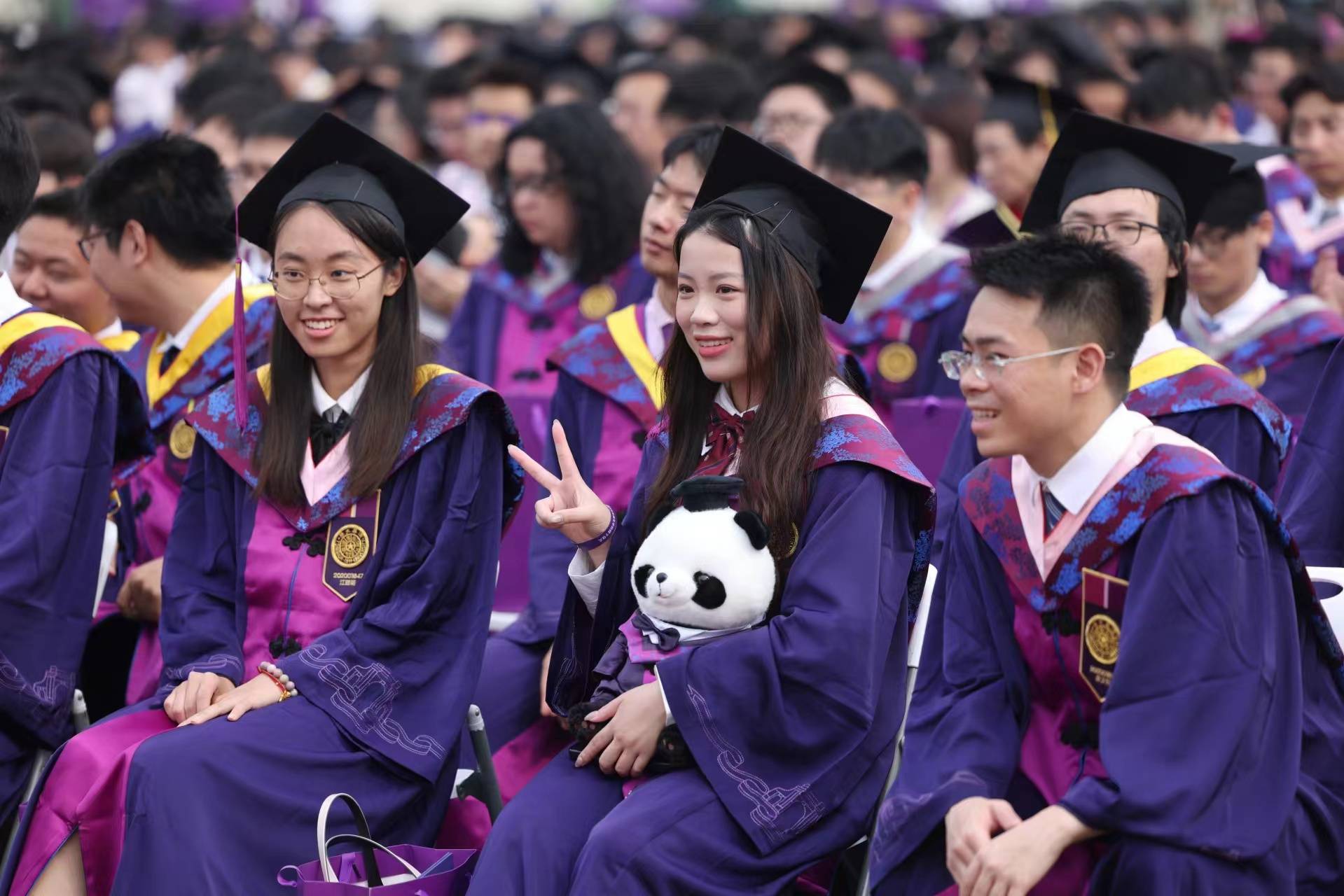 清华大学三千余本科生迎来毕业典礼，奥运冠军杨倩顺利毕业-清华大学杨倩家庭背景