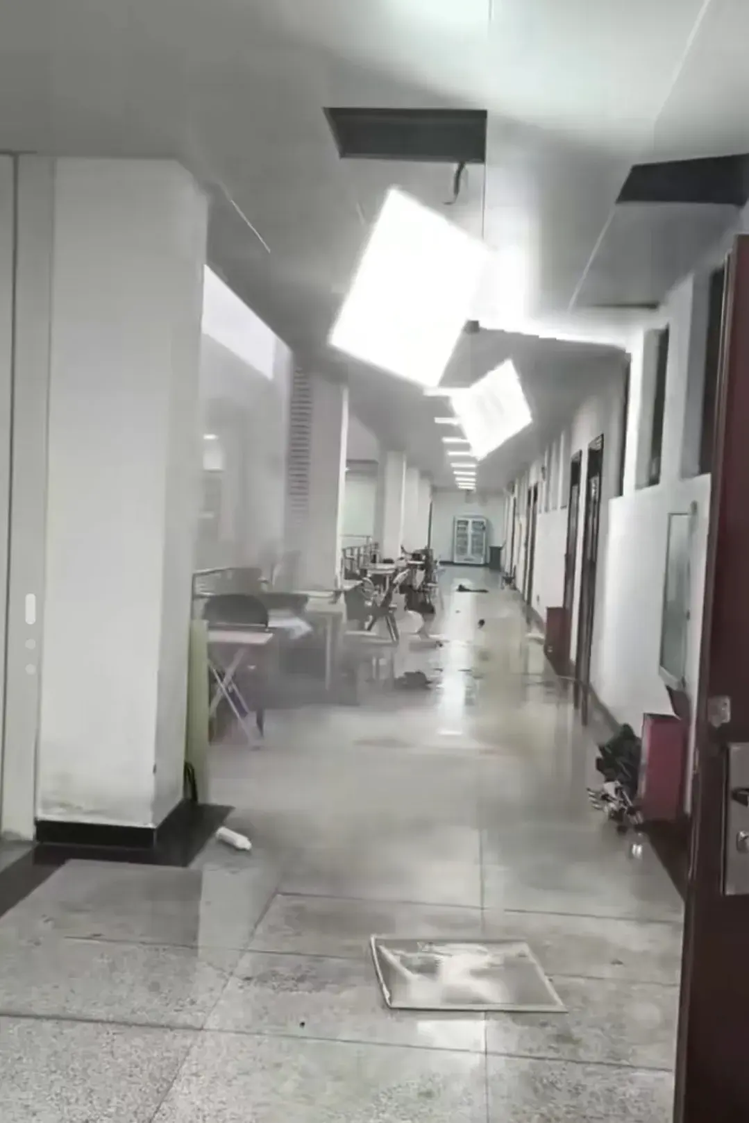 突发!洛阳大雨，空调外机被刮下。河科大快散架了！笑疯在评论区-空调外机被暴雨淋