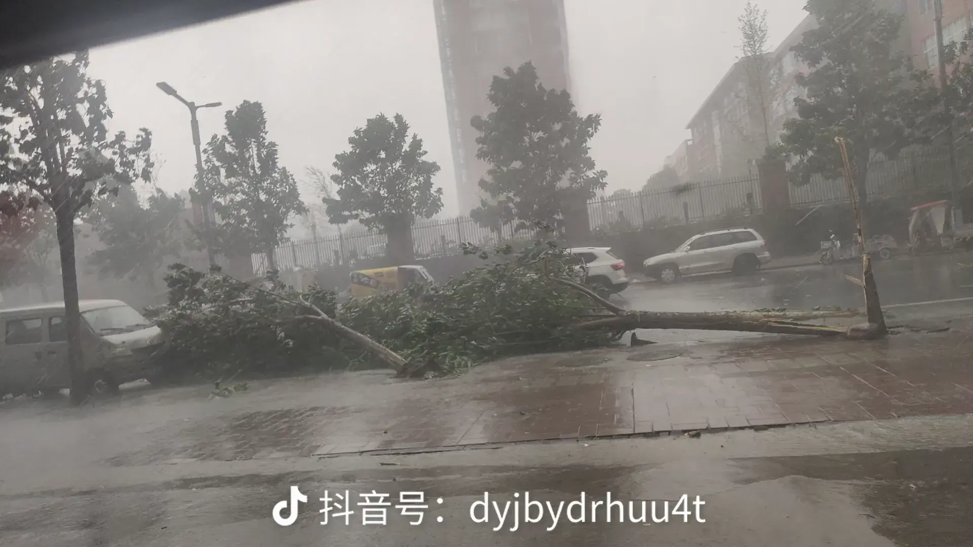 突发!洛阳大雨，空调外机被刮下。河科大快散架了！笑疯在评论区-空调外机被暴雨淋