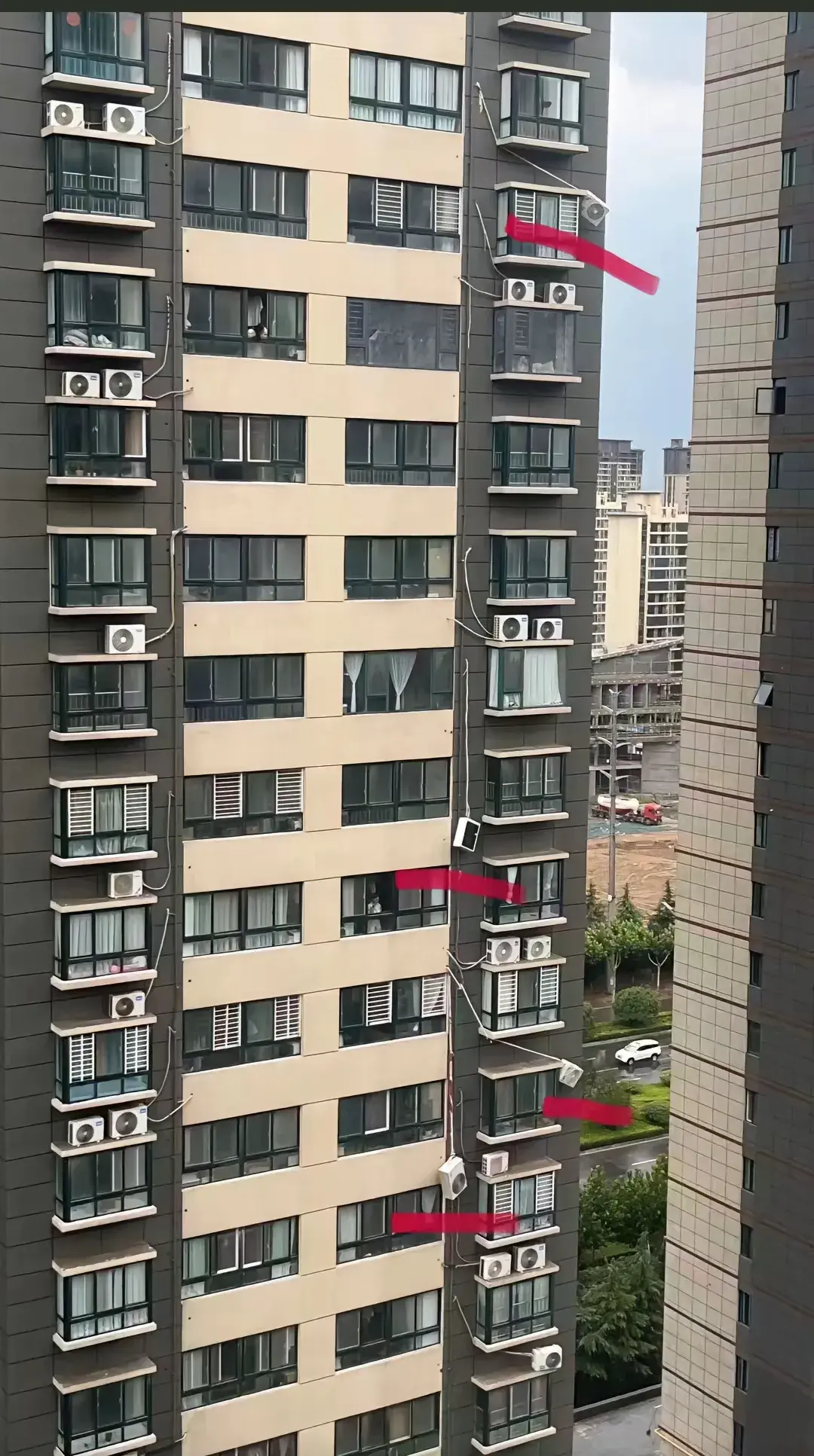 突发!洛阳大雨，空调外机被刮下。河科大快散架了！笑疯在评论区-空调外机被暴雨淋