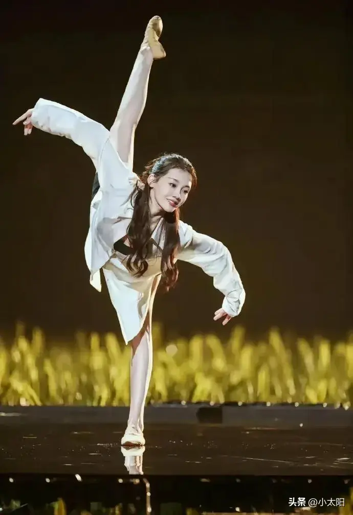 "郑恺&苗苗：这对CP甜度超标，网友直呼‘磕到了’！"-郑恺和苗苗的爱情