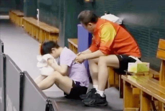 遭遇连败，孙颖莎当场大哭，马琳安慰，谁注意邱贻可反应-2020孙颖莎许昕对王曼昱王楚鑫视频赛后采访