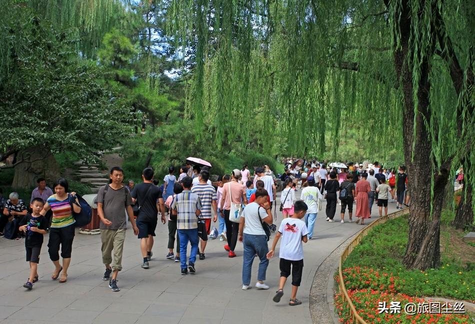 八月的圆明园游客爆棚，部分路段拥挤不堪，家长给小孩拴安全绳-圆明园游园时间