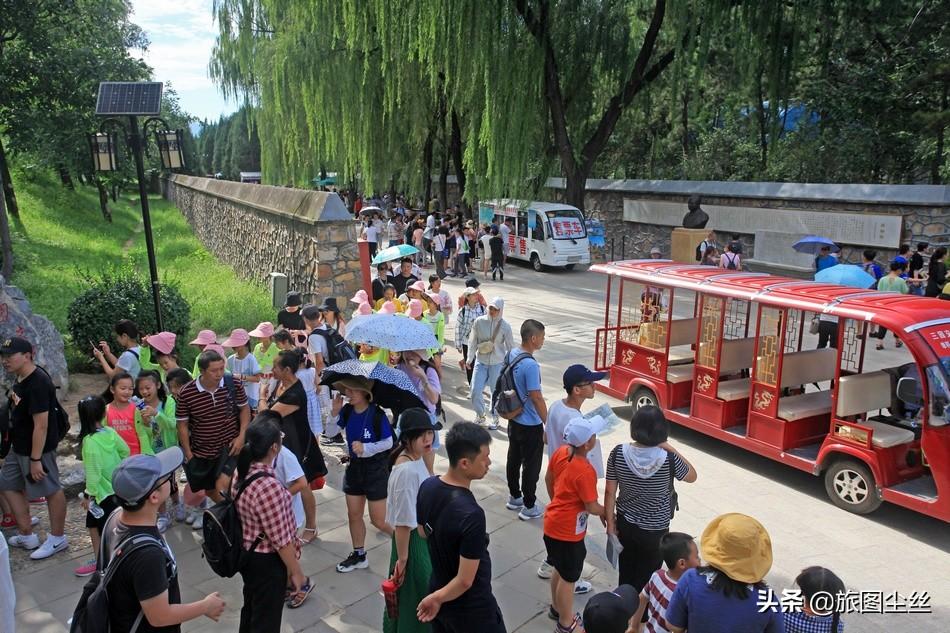 八月的圆明园游客爆棚，部分路段拥挤不堪，家长给小孩拴安全绳-圆明园游园时间