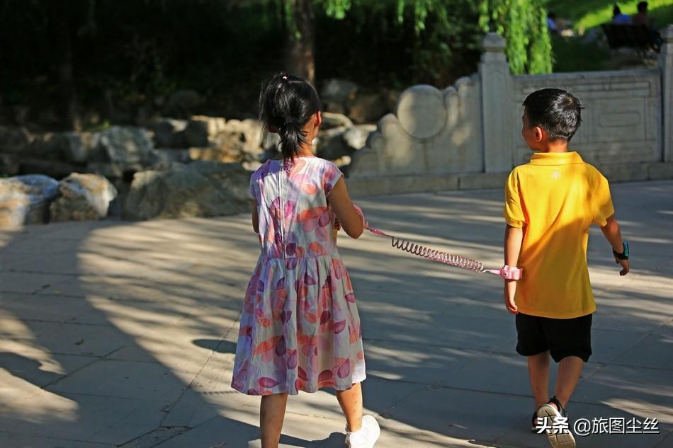 八月的圆明园游客爆棚，部分路段拥挤不堪，家长给小孩拴安全绳-圆明园游园时间