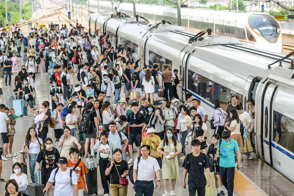图说｜“热浪”来袭！今年暑期旅游或为史上最火-热浪啥意思