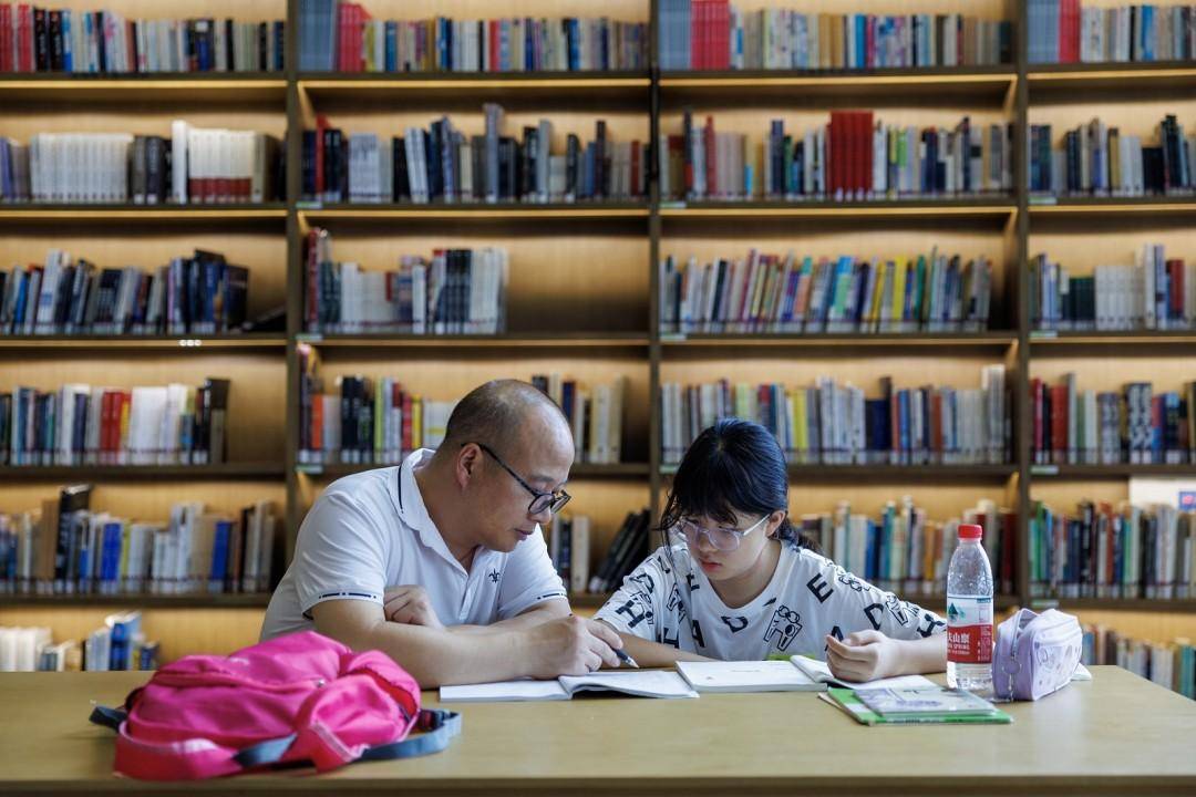 图书馆迎暑期客流高峰 自习位“一座难求”-图书馆周一到周五开放时间