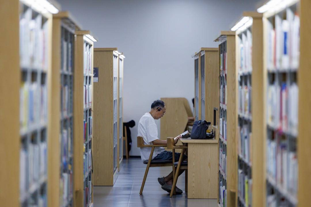 图书馆迎暑期客流高峰 自习位“一座难求”-图书馆周一到周五开放时间