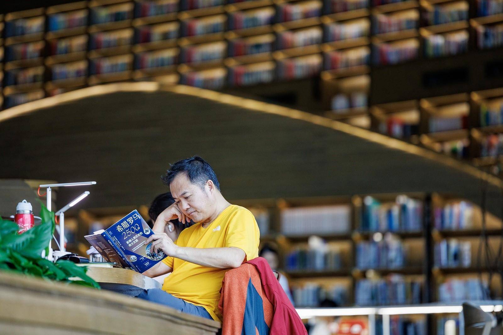 图书馆迎暑期客流高峰 自习位“一座难求”-图书馆周一到周五开放时间