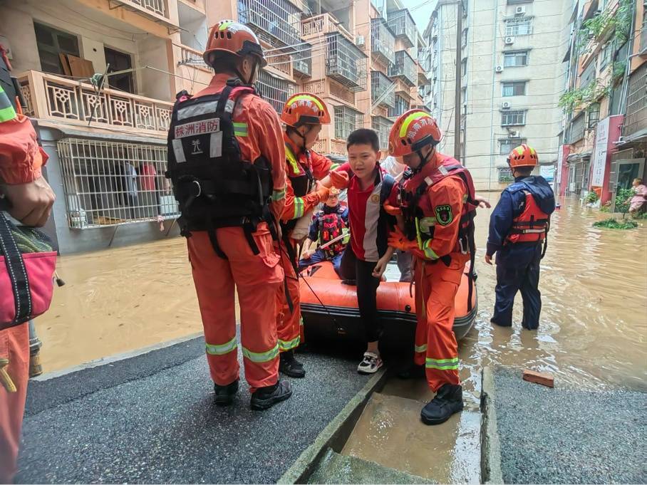 湖南突降暴雨多人被困，消防人员迅速救援！-湖南多地遭遇特大暴雨