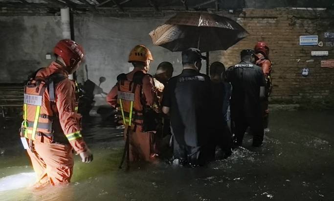 湖南突降暴雨多人被困，消防人员迅速救援！-湖南多地遭遇特大暴雨