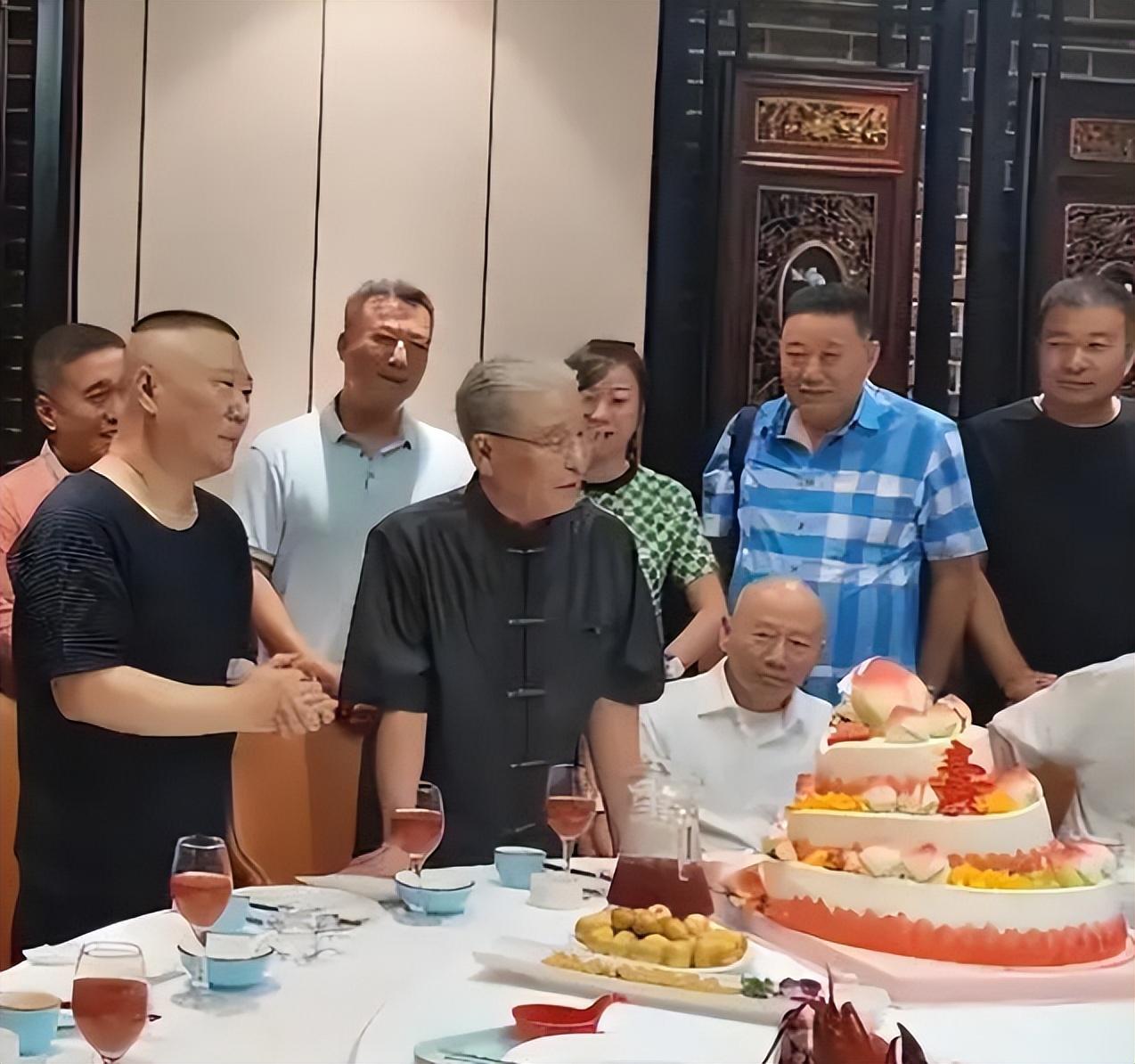 马志明开心庆80岁大寿！郭德纲现身送祝福，刘威稳坐侧位辈分高-马志明跟郭德纲关系怎么样