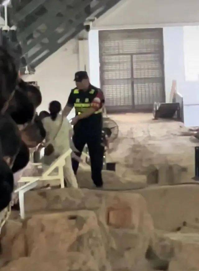 女子抱孩子走进兵马俑坑，当地回应-一女子去兵马俑听到叫公主