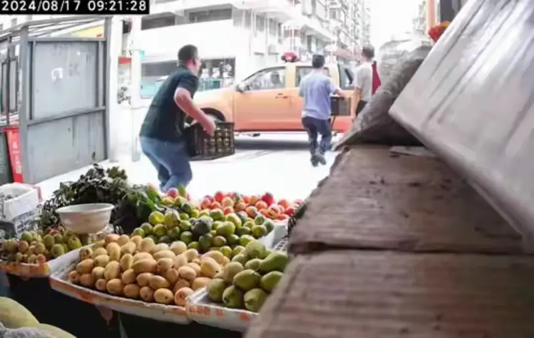店主不在城管将多筐水果搬走后续，摊主冤枉发声，官方紧急回应-城市里摆摊卖水果,遇到城管怎么办