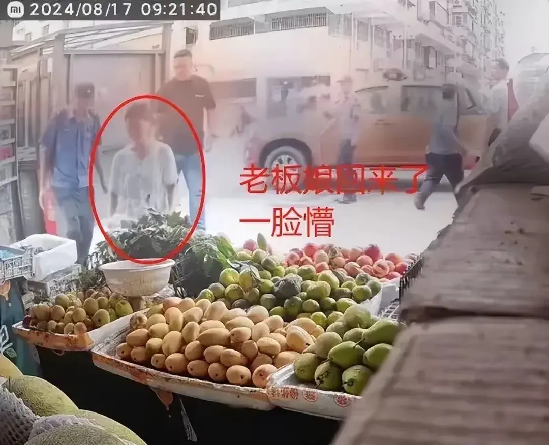 店主不在城管将多筐水果搬走后续，摊主冤枉发声，官方紧急回应-城市里摆摊卖水果,遇到城管怎么办