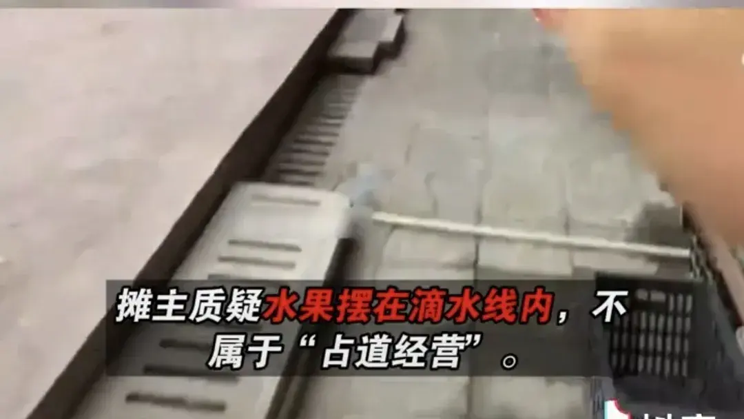最新:店主不在城管将水果扔执法车，官方回应曝内情，果然不简单-卖水果的车被城管收了咋办