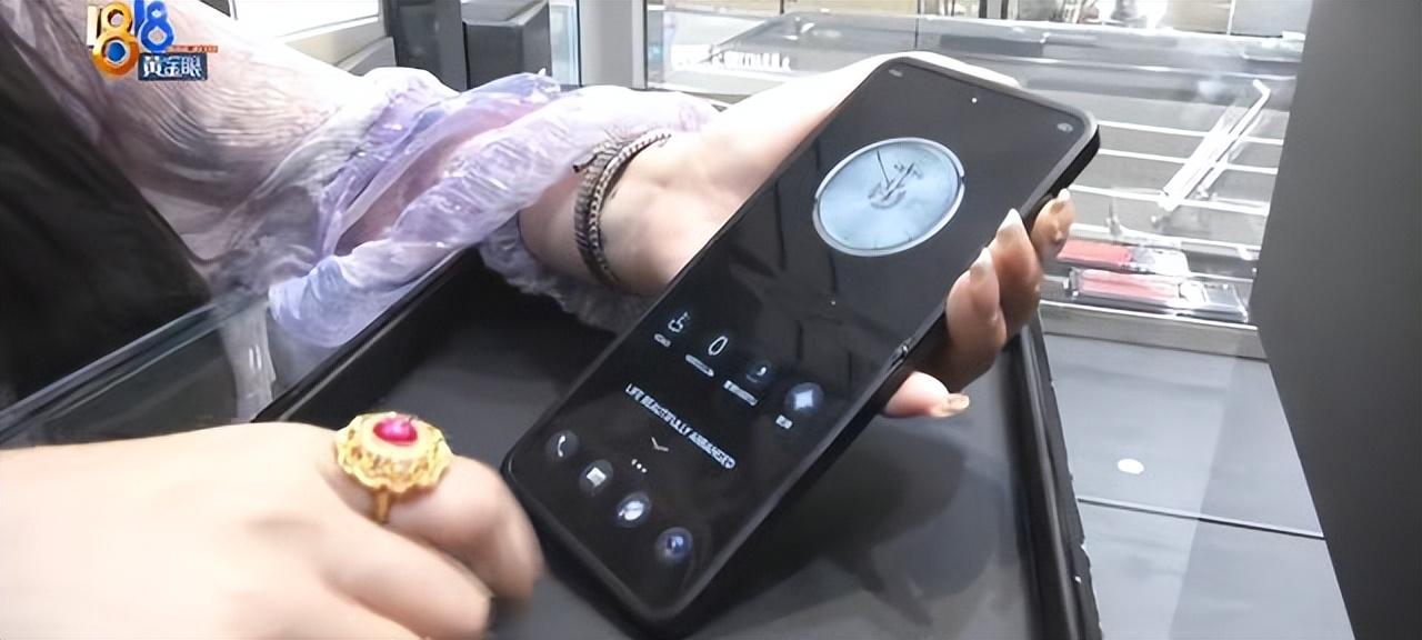 三万元的手机为何会卡？杭州一女子买完后第二天就想退，厂家不让-30000多的手机