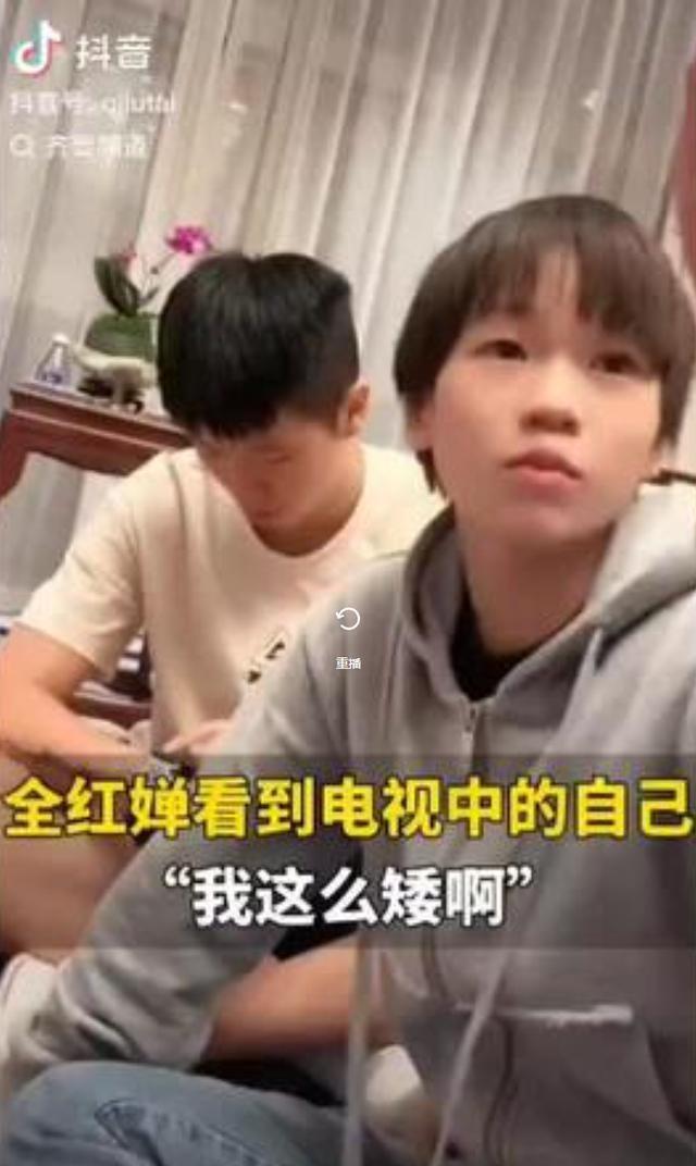 婵宝看自己的表彰视频后第一反应：原来我这么矮啊！网友们炸锅了-婵韵歌曲演唱视频