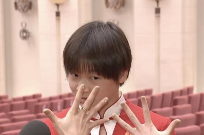 全红婵回应跟马龙上演最萌身高差：我这么矮啊  网友热议误入巨人国-全红婵个人多高
