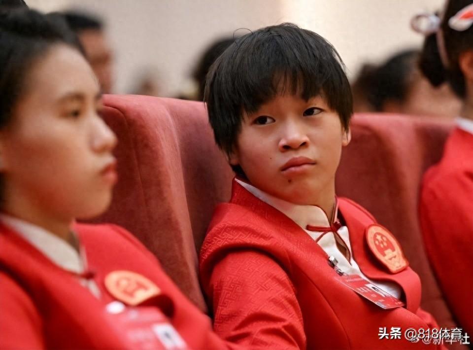 少女!全红婵向记者自信展示第1次做美甲,猫眼绿美甲+五环戒指闪瞎-全红婵留长发绝美