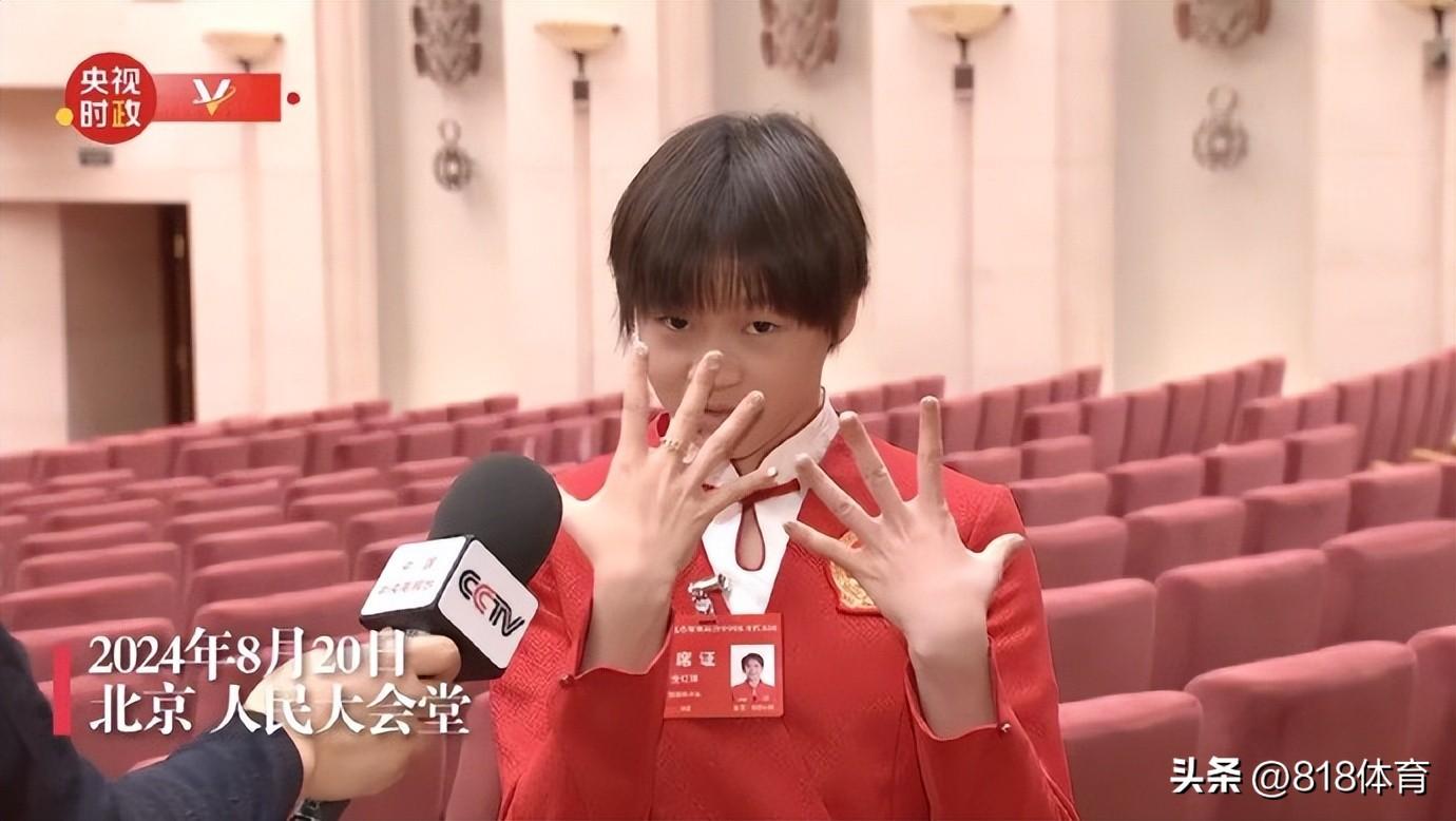 少女!全红婵向记者自信展示第1次做美甲,猫眼绿美甲+五环戒指闪瞎-全红婵留长发绝美