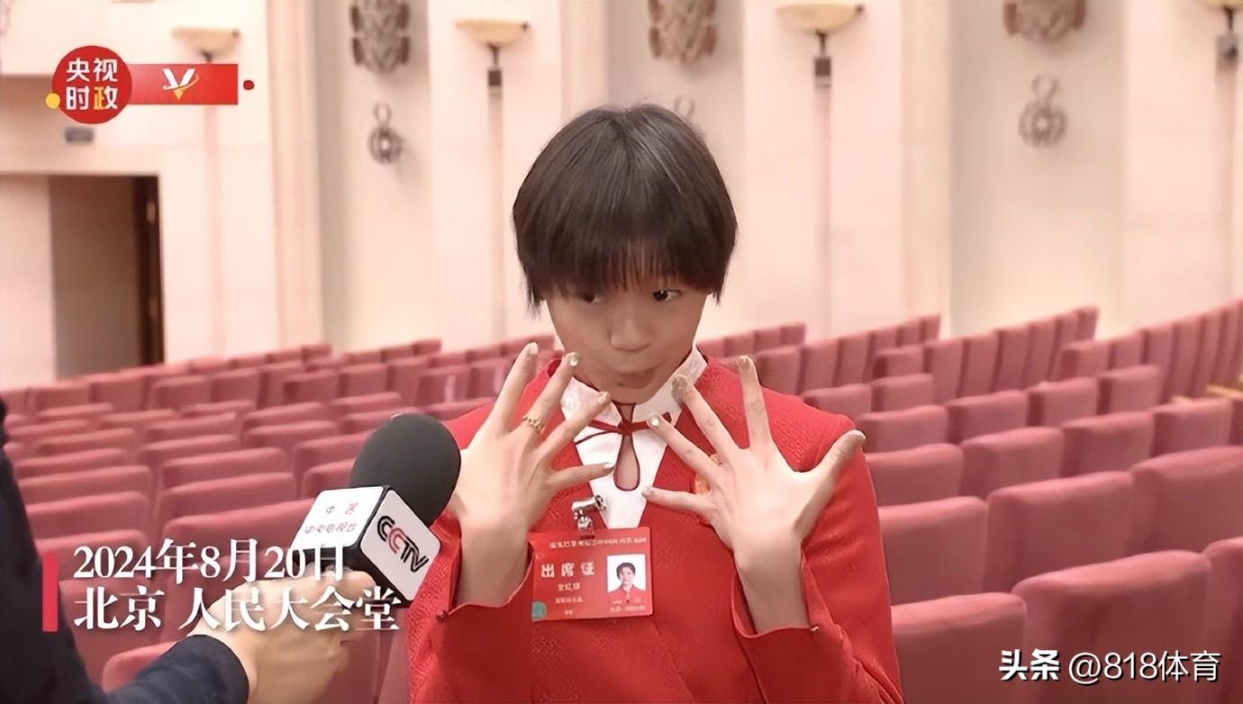 少女!全红婵向记者自信展示第1次做美甲,猫眼绿美甲+五环戒指闪瞎-全红婵留长发绝美