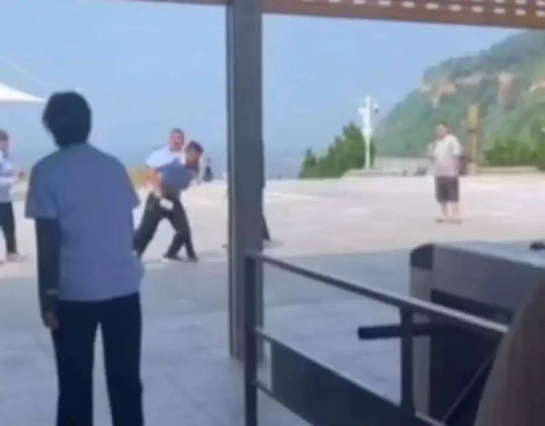 山东一景区检票员持刀追赶游客，涉事单位回应-景区检票员会遇到哪些问题和困难