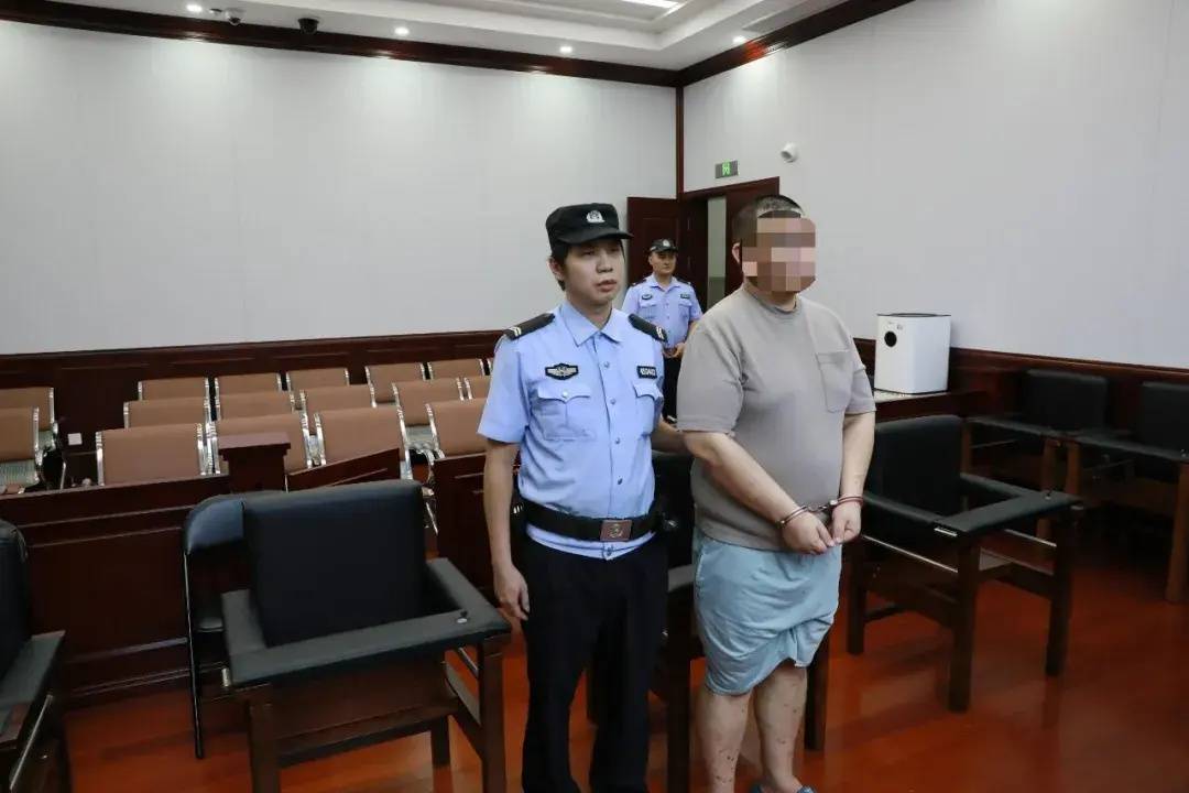男子2年网恋7个“女友”，骗取她们193万还偷金饰全用于赌博，获刑11年6个月-浙江男子网恋一年被骗70万