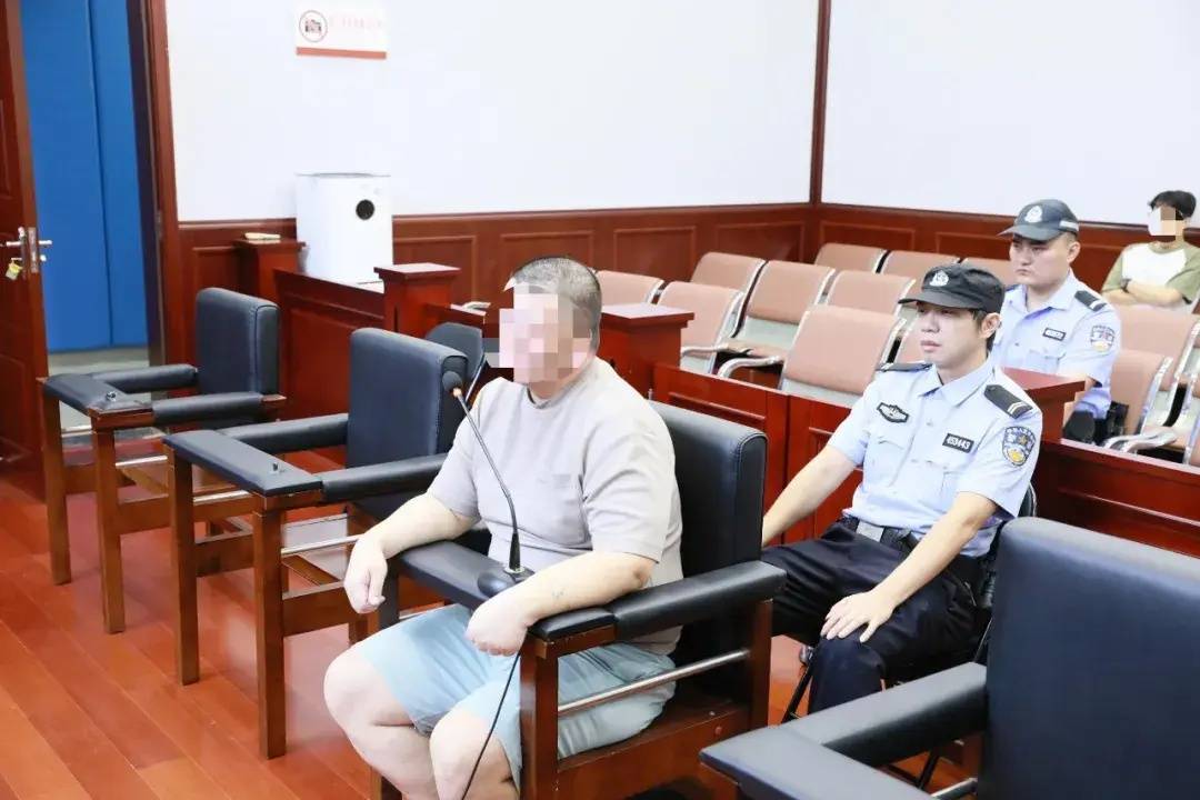 男子2年网恋7个“女友”，骗取她们193万还偷金饰全用于赌博，获刑11年6个月-浙江男子网恋一年被骗70万