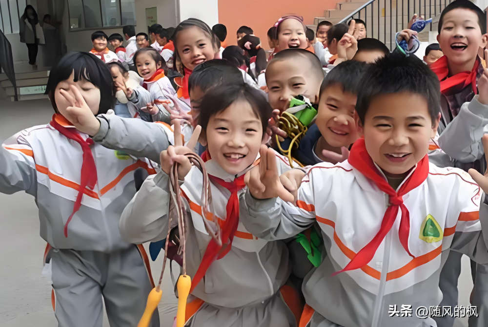 零零后老师在试卷上加上这个，秒治学生。网友：你不怕主任治你呀-老师的批改作业的搞笑说说
