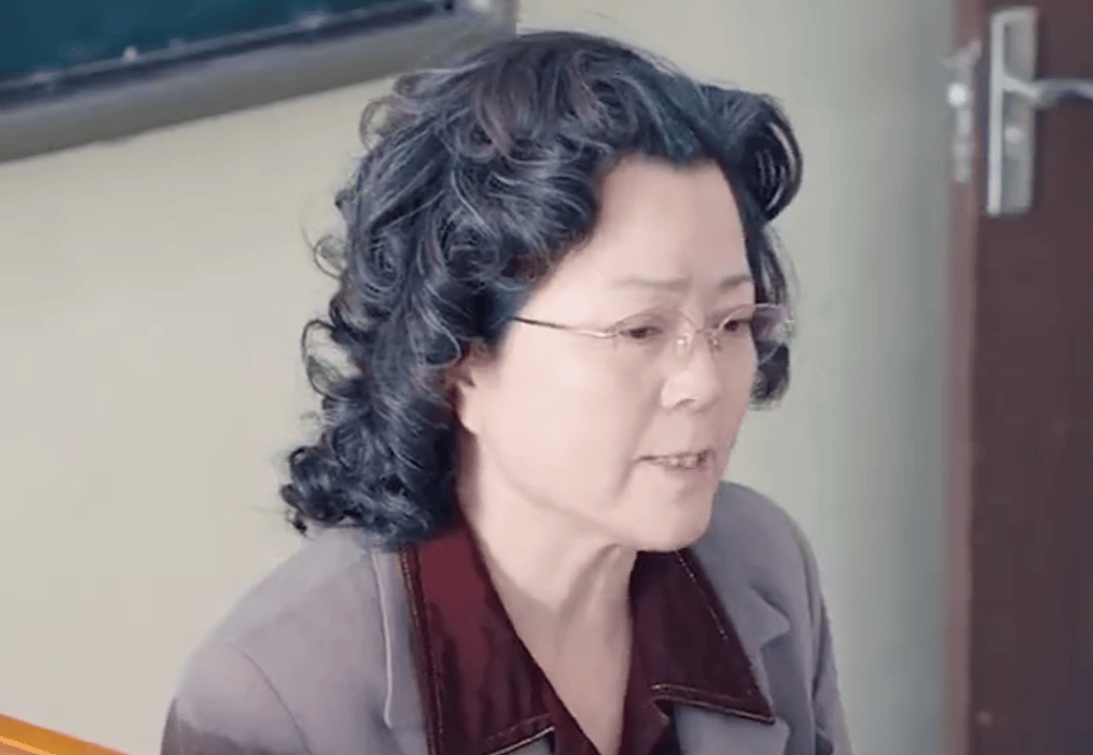 00后老师的新战袍，靠“古早味”硬控学生-00后高中老师