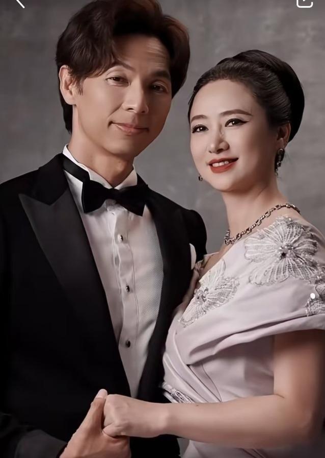 翁虹中秋庆祝56岁生日，晒与婆婆女儿旗袍写真，祖孙三代美貌绝了