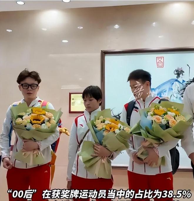 凌晨航班偶遇全红婵！刚参加完表彰大会，继续努力训练，为国争光-全红婵回国没