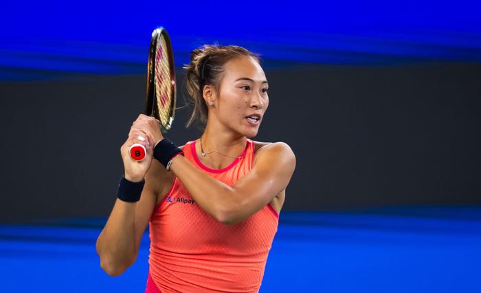 三盘苦战输球！郑钦文再负萨巴伦卡，无缘WTA1000赛首冠-梦幻家园69关教程